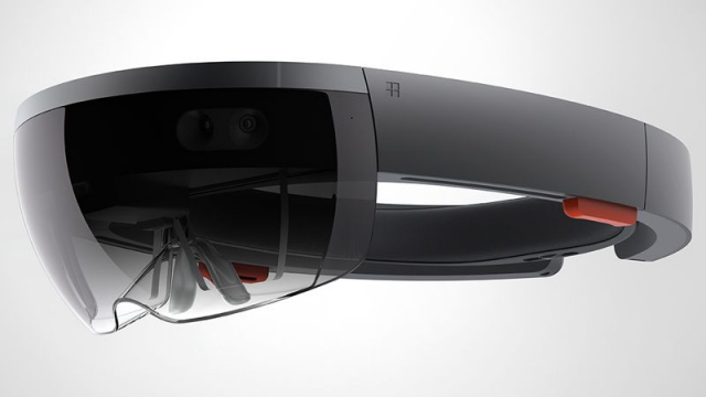 Vývojáři si mohou koupit HoloLens: Známe kompletní hardwarovou výbavu i obsah balení