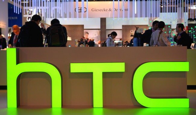 HTC má za sebou katastrofální čtvrtletí: Spasí značku HTC 10 a virtuální realita?