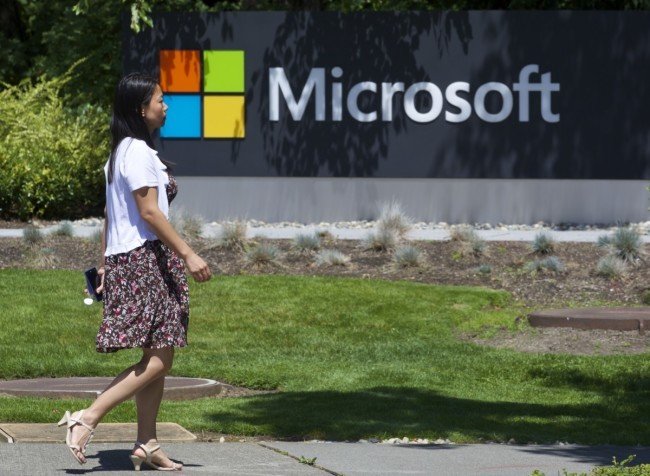 Microsoftu meziročně vzrostly tržby i zisk, příjmy ze smartphonů však klesly o 71 procent