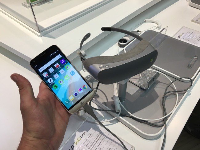 LG 360 VR: První dojmy z brýlí pro virtuální realitu (videopohled)