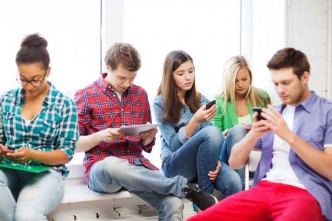 Dospívání v digitální době: Škodí, nebo pomáhá? Někteří s telefonem v ruce tráví čtvrtinu dne