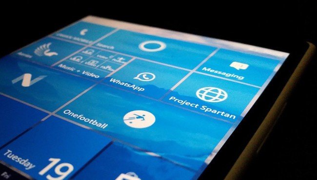 Insideři dostávají první sestavení Windows 10 Mobile z větve Redstone: Došlo i na několik novinek