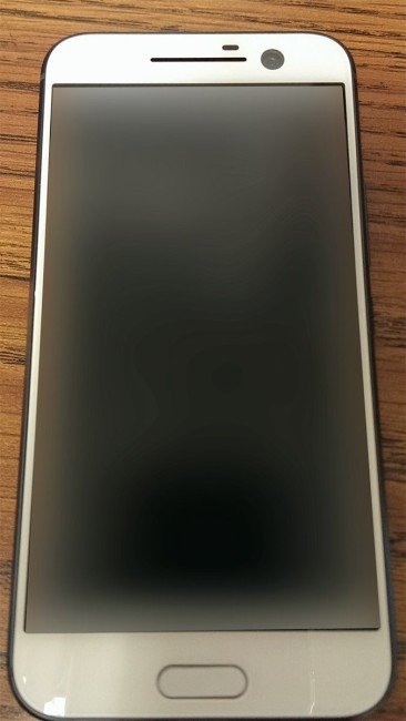 HTC One M10 v bílé barvě pózuje před fotoaparátem