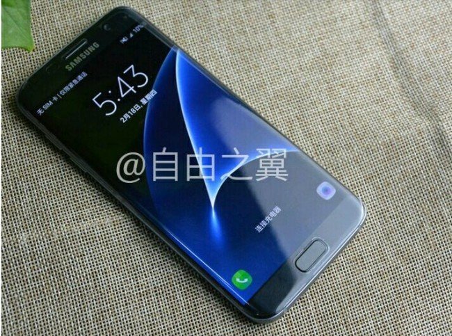 Samsung Galaxy S7 a S7 edge pózují na nových fotografiích