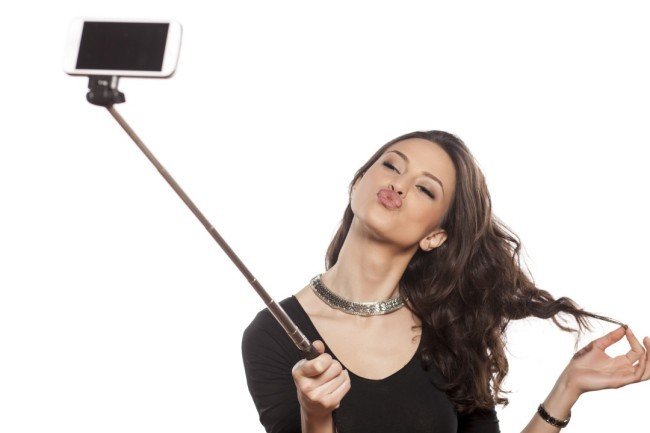 Bizarnosti dneška: 10 metrů dlouhá selfie tyč a místo mobilu MacBook