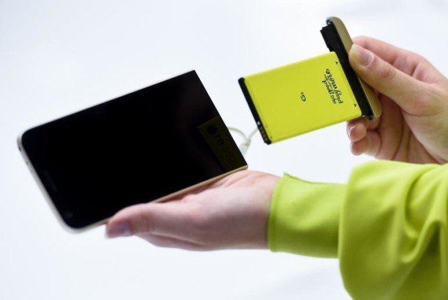 LG G5 se v ČR začne prodávat druhý týden v dubnu. Známe cenu