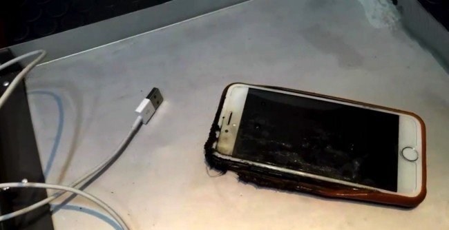 Během letu z Washingtonu na Havaj se cestující samovolně vznítil iPhone 6