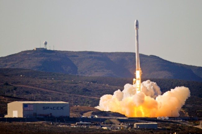 Přichází nová éra kosmonautiky. SpaceX se podařilo úspěšně přistát s prvním stupněm rakety