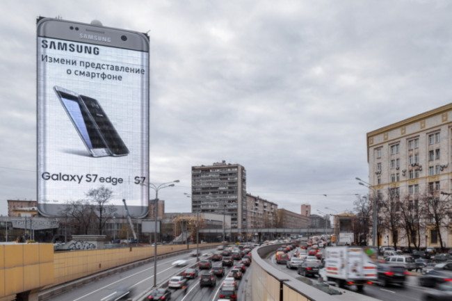 Samsung v Moskvě postavil obří Galaxy S7 edge: Na výšku má 80 metrů