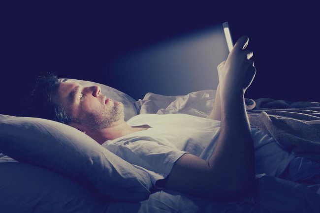 Modré světlo z obrazovek počítačů a telefonů narušuje spánek. Jak se bránit?
