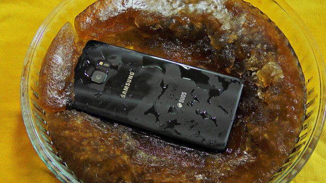 Samsung Galaxy Note7 je bojovník. Vydržel koupel v Coca-Cole a 11 hodin v mrazáku (video)