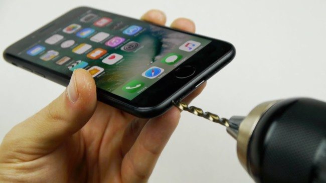 Jak (ne)nahradit chybějící 3,5mm jack u iPhonu 7? (video)