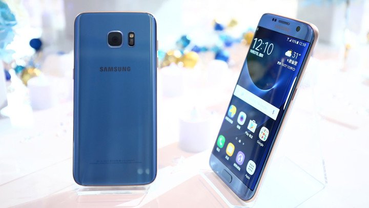 Samsung Galaxy S7 edge Blue Coral na oficiálním snímku