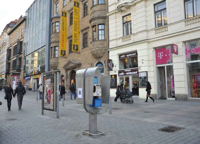 Jako v New Yorku: O2 v Brně předělává telefonní budky na Wi-Fi hotspoty