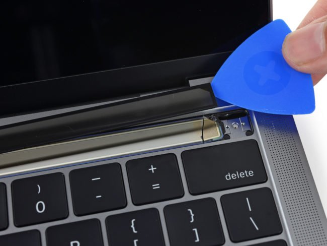 MacBook Pro s Touch Barem je nedobytná pevnost, v níž nelze vyměnit RAM, ani úložiště
