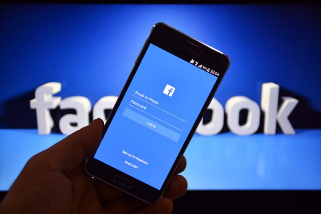 Facebook chrání váš účet neobvyklým způsobem: nakupuje hesla na černém trhu