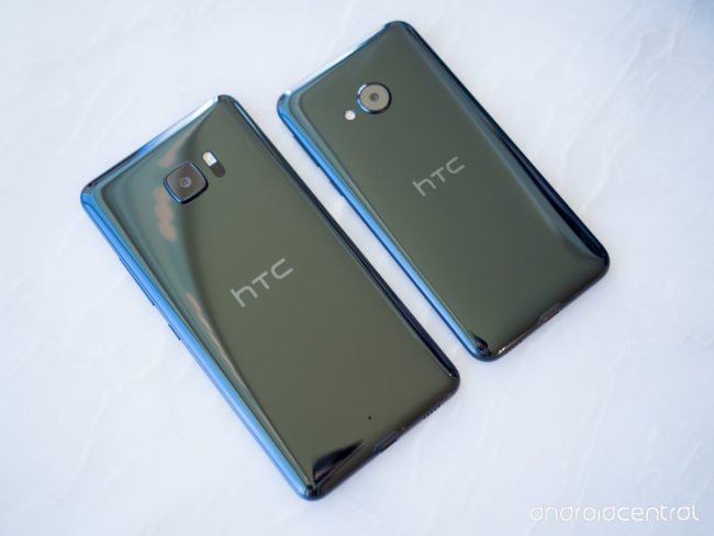 HTC U Ultra (vlevo) a U Play