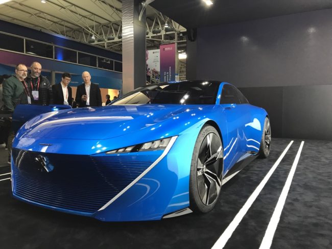 Peugeot na MWC odhalil koncept samořiditelného vozu s umělou inteligencí