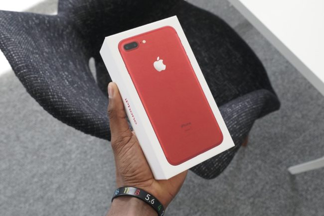 Balení červeného iPhone 7 Plus (zdroj: Marques Brownlee)