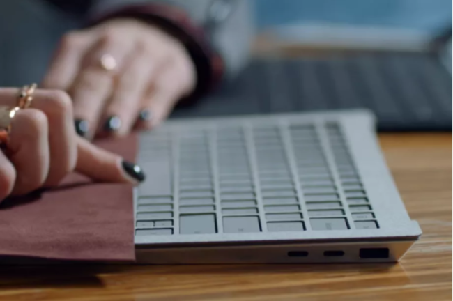 Produktové video Surface Laptopu odhalilo, že v Microsoftu o USB-C přemýšleli