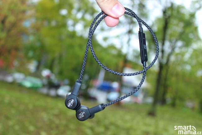 Sluchátka mají jednu velmi praktickou funkci: jakmile chcete přestat poslouchat hudbu, stačí je magnety přiložit k sobě, čímž dojde k jejich vypnutí a odpojení od telefonu.
