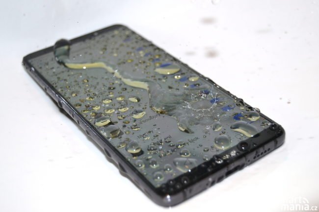 Huawei Mate 10 Pro se vody nebojí…