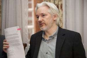 Zakladatel WikiLeaks Julian Assange byl po letech ukrývání se na ambasádě zatčen, hrozí mu vězení