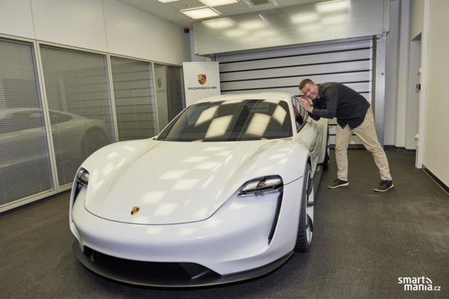 Tento prototyp Porsche Mission E ještě nejezdí.