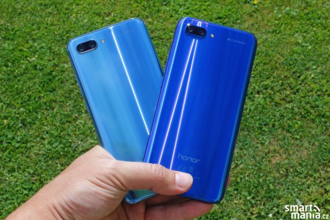 Honor 10 v šedivé variantě, která se mění do modré (vlevo) a v modré variantě, která se mění do fialové (vpravo)