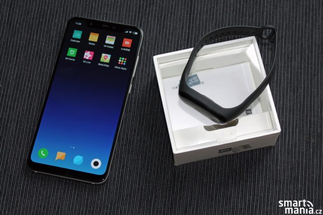 Xiaomi Mi 8 a Xiaomi Mi Band 3