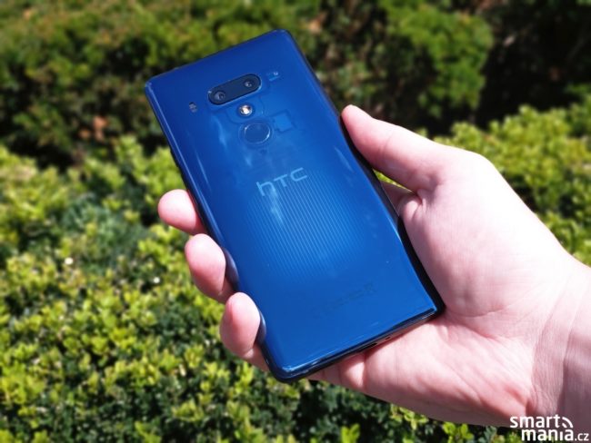 HTC U12+ v modré barvě s průhlednými zády
