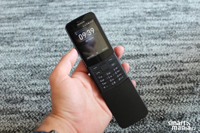 Nokia 8110 v černé barvě působí o poznání obyčejnějším dojmem