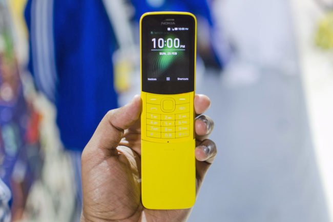 Nokia 8110 díky své barvě a mírnému zaoblení připomíná banán