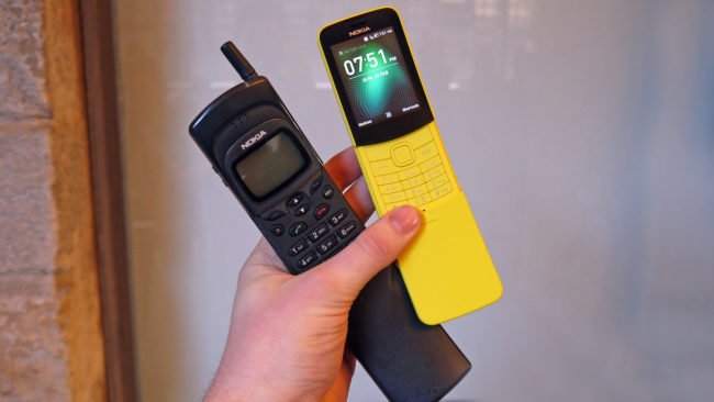 Původní Nokia 8110 z roku 1996 & letošní banánová reinkarnace