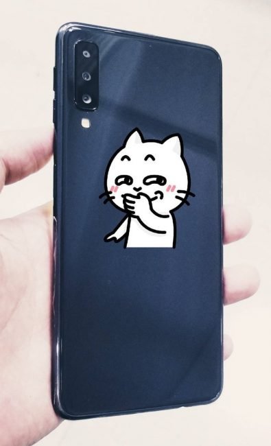 Samsung Galaxy A7 (2018) se třemi zadními fotoaparáty na první fotografii