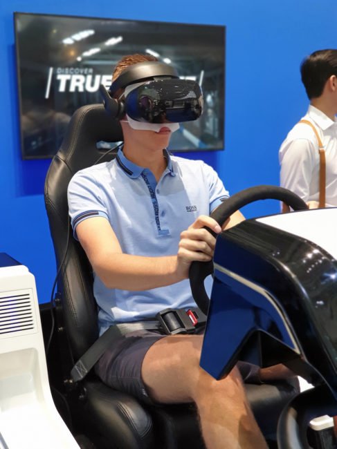 VR simulátor automobilových závodů si v Berlíně vyzkoušel i kolega Petr Uhlíř