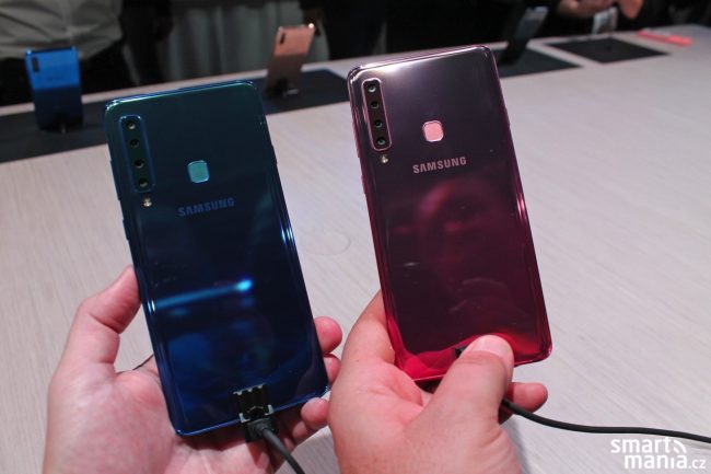 Samsung Galaxy A9 v modré a růžové barvě naživo