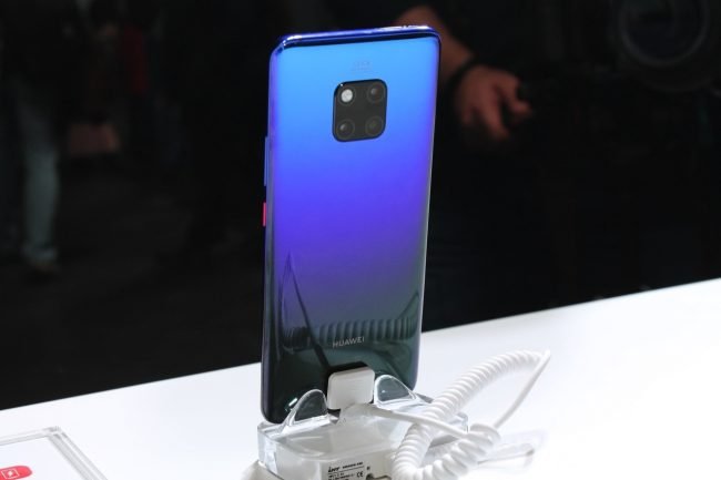 Huawei Mate 20 Pro v Twilight edici s duhovými zády