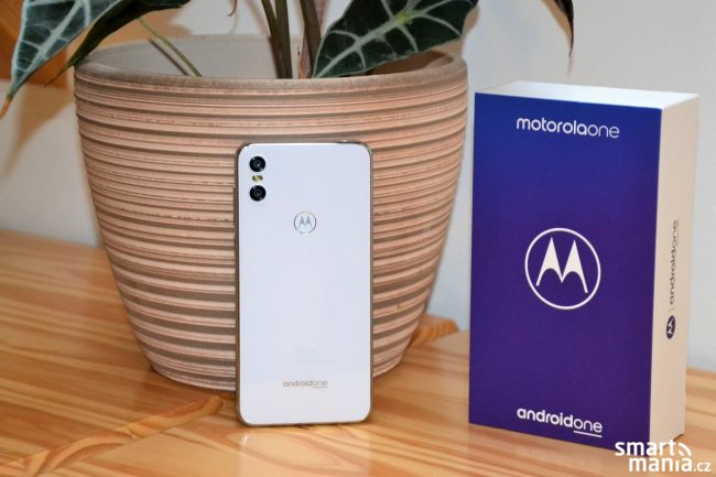 Motorola One recenze