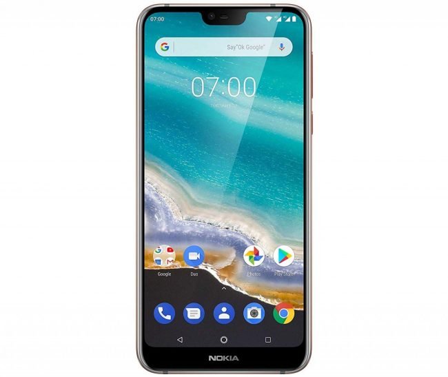 Nokia 7.1 je po stránce designu zdařilý telefon. Chválíme za rovné boční hrany i velmi tenký rámeček okolo displeje. A tradičně se nezapomnělo ani na výřez.