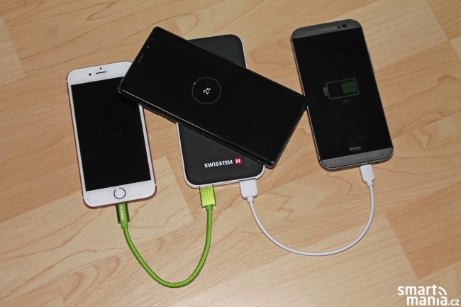 Dobíjíme tři telefony současně. Dva přes kabel, třetí bezdrátově.