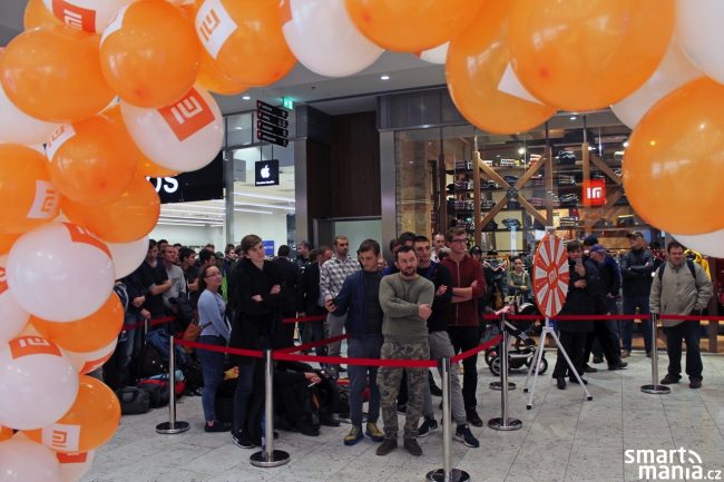 Otevření nového Mi Store a lákavé slevy si opět nenechali ujít stovky zájemců