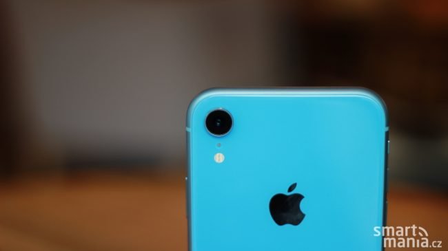 Apple iPhone Xr má „jen“ jeden fotoaparát, který navíc poměrně výrazně vystupuje nad okolní povrch