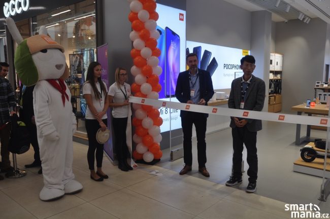 Slavnostní přestřižení pásky při otevření nového Mi Store v Českých Budějovicích