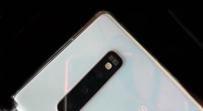 Evan Blass na Twitteru zveřejnil fotografii zadní strany Samsungu Galaxy S10 v bílé barvě