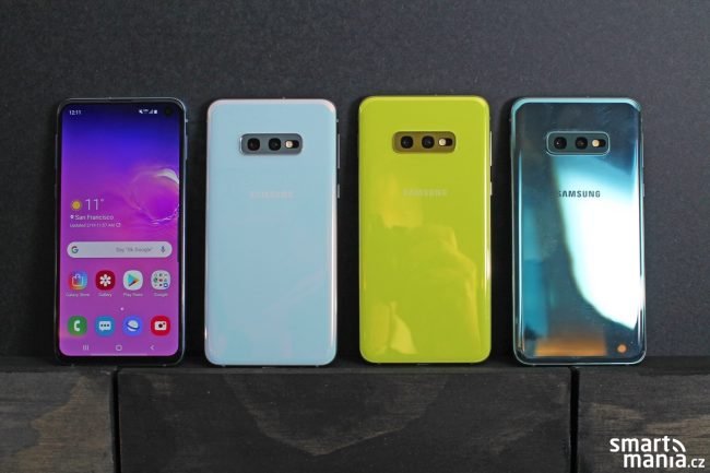 Samsung Galaxy S10e v různých barevných variantách. Modrá verze, kterou vidíte na fotografii, u nás oficiální cestou dostupná nebude.