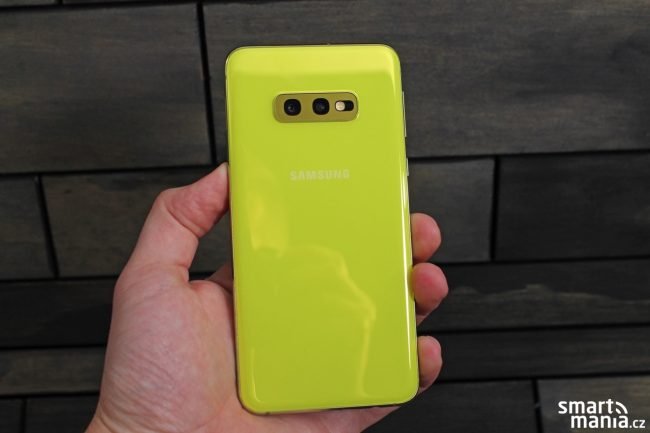 Nejvíce se nám líbila kanárkově žlutá barva Samsungu Galaxy S10e