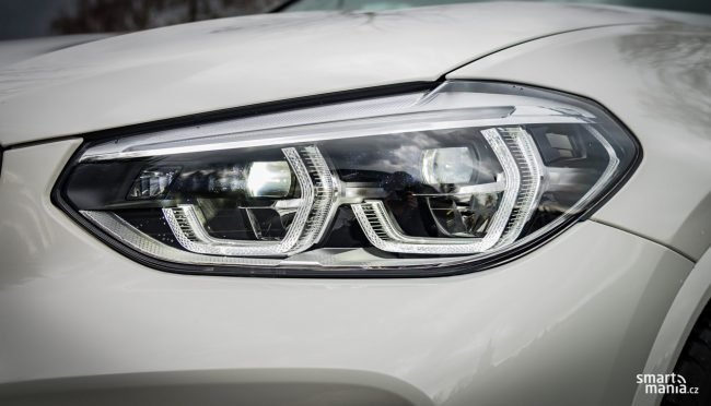 Adaptivní LED světlomety umí vymaskovávat vozidla, takže mimo město svítí téměř stále dálkové světlomety a ostatní účastníci silničního provozu zůstávají ve tmě. Adaptivní LED světlomety umí vymaskovávat vozidla, takže mimo město svítí téměř stále dálkové světlomety a ostatní účastníci silničního provozu zůstávají ve tmě.