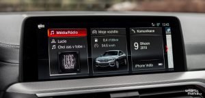 Infotainment je přehledný a snadno ovladatelný.