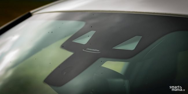 Plná bezpečnostní výbava je samozřejmostí. Auto čte značky, drží se v jízdních pruzích, tady není co zlepšovat. Plná bezpečnostní výbava je samozřejmostí. Auto čte značky, drží se v jízdních pruzích, tady není co zlepšovat.
